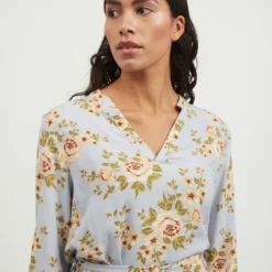Vila GEBLOEMDE V-HALS MINI JURK -Goedkope Fraaie Mod Winkel 14073925 KentuckyBlue 929299 006
