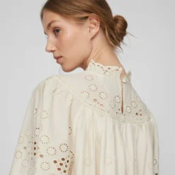 Vila GEDETAILLEERDE JURK MET KORTE MOUWEN 8 Vila GEDETAILLEERDE JURK MET KORTE MOUWEN -Goedkope Fraaie Mod Winkel 14085921 Birch 006